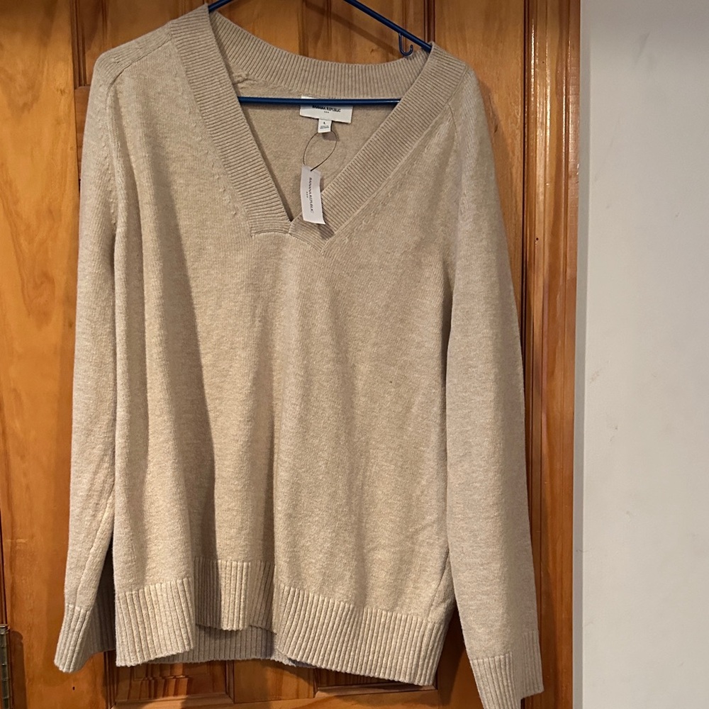 Banana Republic Women's V-Neck Sweater in Oatmeal Beige
